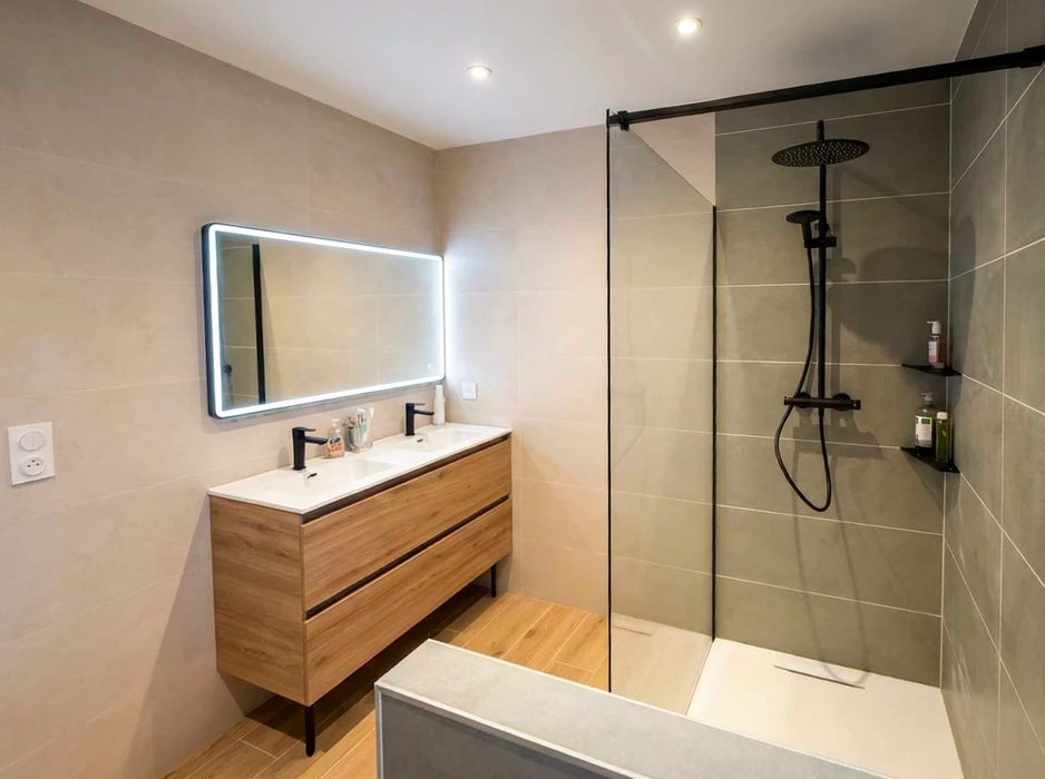Salle de bain moderne avec douche à l'italienne et paroi fixe en verre trempé à profilé noir mat