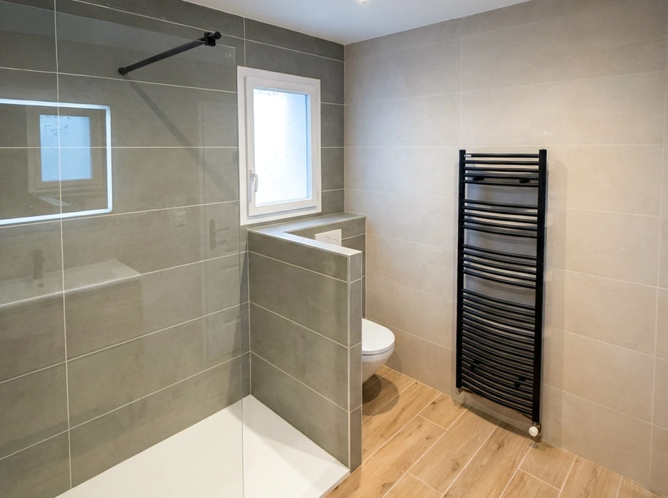 Salle de bain moderne rénovée, sans personnage