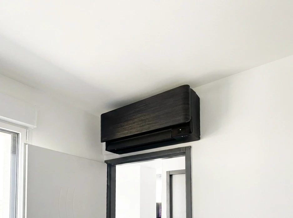 compresseur de climatisation sur mur