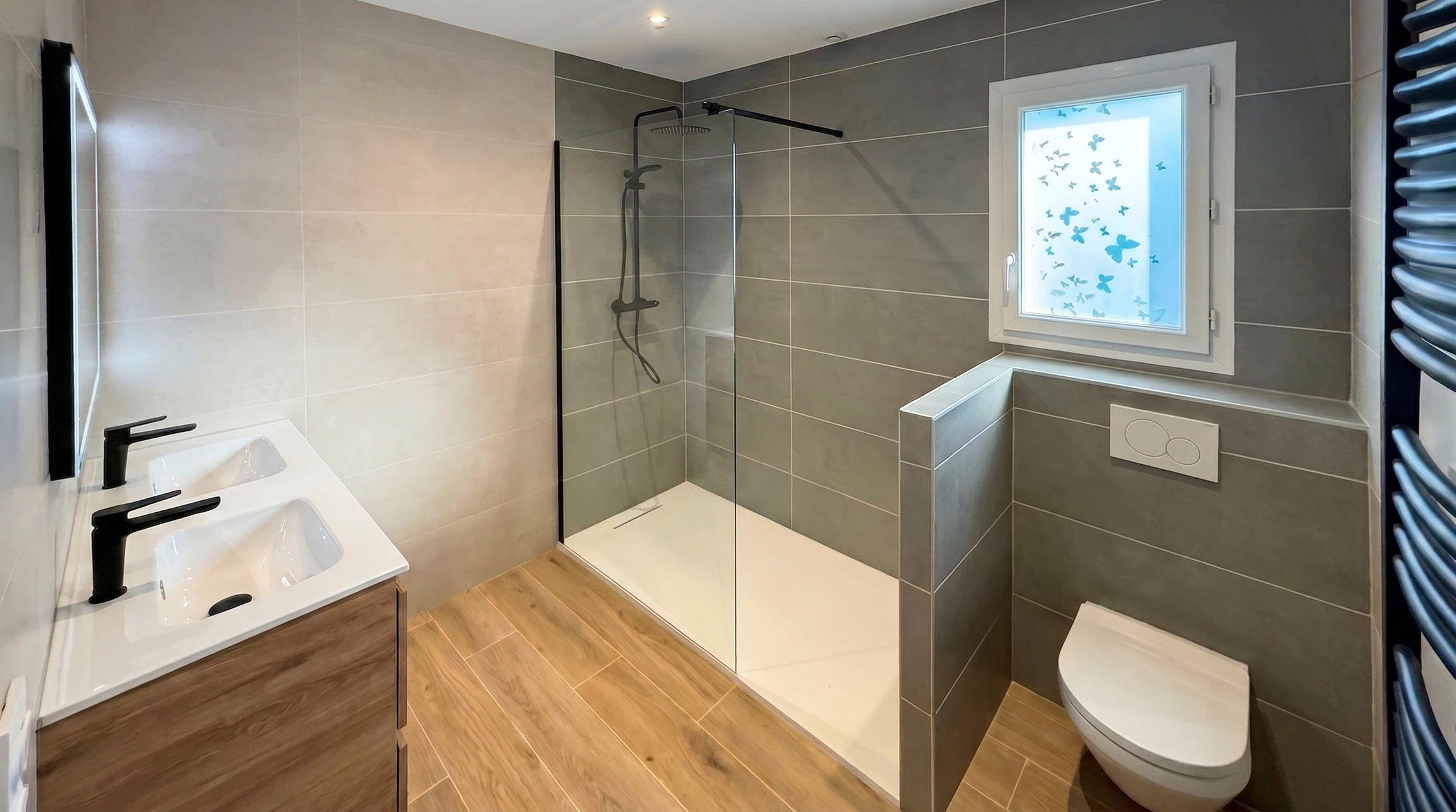 Salle de bain moderne r&eacute;nov&eacute;e, sans personnage